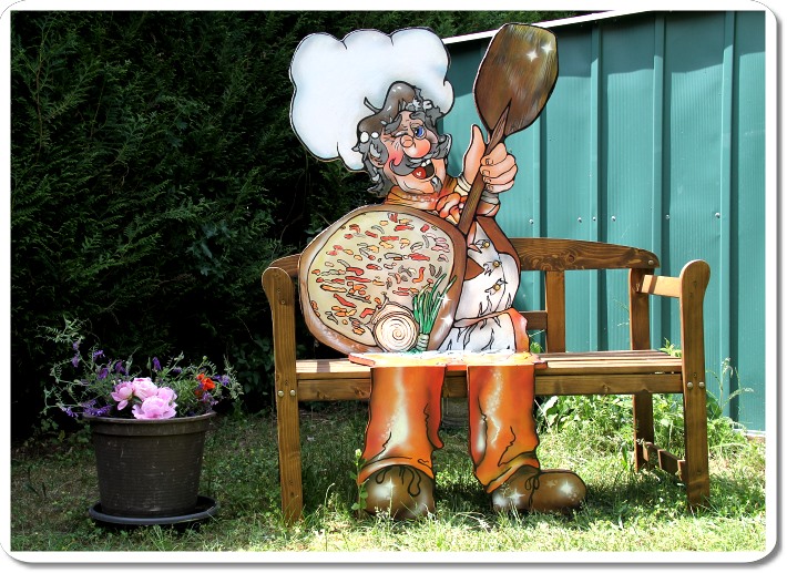 Pizzabaecker, flammkuchenbaecker, flammkuchen, pizza, pizzam&auml;nnchen, pizzamaennchen, flammkuchenmaennchen, flammkuchenm&auml;nnchen, Verkaufsdisplay, Aufsteller, sitzfigur, sitzende Figur, mausebaeren, mauseb&auml;ren, mauseb&auml;r, mausebaer, design und Idee by Christine Dumbsky