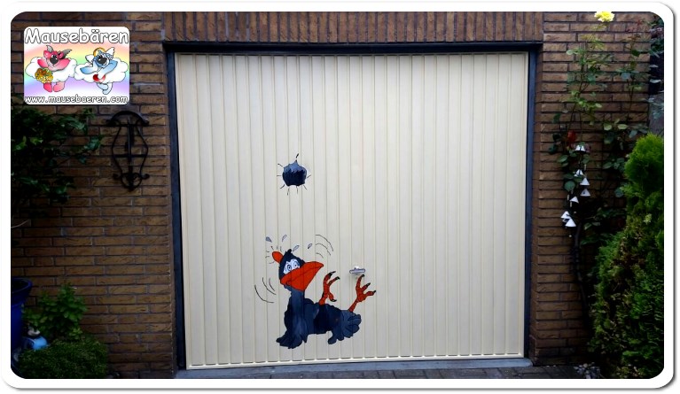 Comic Rabe f&uuml;r Kunden der nach gefertigter Schablone sein Comic auf seine Garage &uuml;bertragen konnte